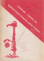 Express-Csepel SC Nemzetközi kosárlabda torna (Az amerikai csapat tagjai által többszörösen aláírt.) (Budapest, 1983). Csepel Sport Club (Nyomda nélkül). [16] p. Az 1912-ben alapított sportegyesület, a Csepel Sport Club 1982-ben ünnepelte alapításának 70. évfordulóját, az egyesületen belül kosárlabda szakosztály pedig 40. évfordulóját. A kettős évforduló megünneplésére (a számos országos bajnokságot és kupagyőzelmet megszerző) kosárlabda szakosztály 1983 júniusa első napjaiban nemzetközi tornát rendezett, amelyre amerikai, ír és jugoszláv csapatokat hívtak meg. A négyes körmérkőzésen a Csepel SC-n kívül az amerikai főiskolai bajnokságban játszó C. W. Post Long Island Pioneers csapata vett részt, valamint az ír első osztályban játszó North Mon Cork és a jugoszláv KK Metalac Valjevo csapata. A nemzetközi tornát az amerikai együttes nyerte meg, szorosan mögötte zárt a Csepel, majd az ír, végül a jugoszláv csapat következett. Szövegközti felvételekkel illusztrált műsorfüzetünk méltatja a tornára érkezett csapatokat, a műsorfüzet első és hátsó borítóját játékosi aláírások díszítik. Aláírások az első borítón: Megyeri Sándor (Csepel), Scott W. Jones [#41], Greg ,,Shoes" Vetrone (#15) (Long Island University). Aláírások a hátsó borítón: Tom Galeazzi [coach ('edző')], Doug Hayden [#14], Michael Henderson [#44], Michael Mattocks [#25], illetve egy további aláírás (Long Island University). Aláírások a belső borítón: Michael Mattocks [#25], Greg Dixon [#13], Doug Hayden [#14]. Az amerikai csapatnak nem ez volt az egyetlen tornája, az egyetemi csapat 1983 május 20-ától kéthetes magyarországi turnéra indult, ahol zalaegerszegi, pécsi, bajai, szegedi, hódmezővásárhelyi közönség előtt mutatták be rátermettségüket. Fűzve, színes, illusztrált kiadói borítóban. Jó példány.