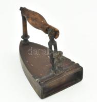 Antik betétes vasaló. Bronz, figurális díszítéssel 20x18 cm