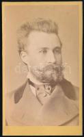 1875 Férfiportré, keményhátú fotó Koller és Borsos budapesti műterméből, 10,5×6,5 cm