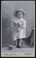 1903 Gyerekportré, keményhátú fotó Salgó Sándor budapesti műterméből, 10,5×6,5 cm