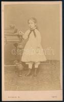 1876 Kislány portréja, keményhátú fotó Divald Károly eperjesi műterméből, 10,5×6,5 cm