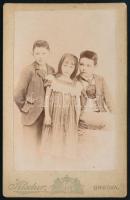 cca 1900 Testvérek portréja, keményhátú fotó Alscher orsovai műterméből, 11×7 cm