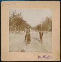 cca 1905 Biciklizők, keményhátú fotó Müller műterméből, 8×8 cm