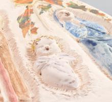 Bedők Beáta: Betlehem., Triptichon. Kézzel festett kerámia, jelzett, reprodukált a mellékelt katalóg...