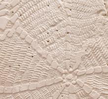 Bedők Beáta: Betlehem., Triptichon. Kézzel festett kerámia, jelzett, reprodukált a mellékelt katalóg...