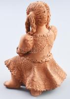 Illár Erzsébet (1940-): Ülő lányka terrakotta szobor, jelzett m: 18 cm