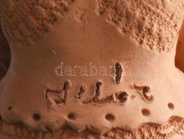 Illár Erzsébet (1940-): Ülő lányka terrakotta szobor, jelzett m: 18 cm