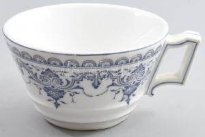 Antik vastag anyagú porcelán kávéházi csésze, jelzés nélkül, kis kopással, d: 11 cm, m: 6 cm