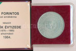 1984. 500Ft Ag "Nők évtizede" műbőr tokban, tanúsítvánnyal T:BU patina, az érmét tartó műa...