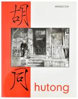 Arnold Éva: Hutong. A művész, Arnold Éva (1960-) fotóművész által DEDIKÁLT példány! A dedikált személy vasutas témájú ex libris-szével. Bp., 2004, Argumentum. Gazdag képanyaggal illusztrált. Kiadói kartonált papírkötés, kiadói papír védőborítóban.