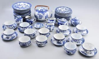 cca 65 darabos hatalmas antik japán porcelán tétel: teakiöntő, tányér, csészealjak, csészék, tejkiöntők, cukortartók. Klf jelzéssel, kopással, pattogzás, repedés előfordulhat, közte ritkább darabokkal.