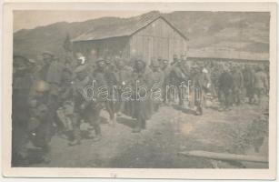 1915 Hajasd, Voloszjanka, Volosyanka; Gefangene Russen vor den Baracke / Első világháborús orosz hadifoglyok a laktanya előtt / WWI Russian POWs (prisoners of war) in front of the military barracks. photo (ragasztónyomok / gluemarks)