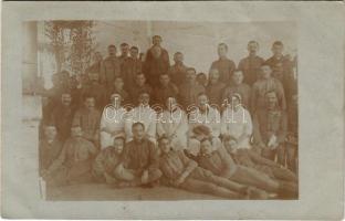 1918 Besztercebánya, Banská Bystrica; Osztrák-magyar katonai kórház, orvosok, nővérek és katonák csoportképe / WWI K.u.k. military hospital interior, soldiers, nurses and doctors. photo (EK)