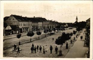 Székelykeresztúr, Kristur, Cristuru Secuiesc; Kossuth Lajos tér, református templom, Népbank, Demeter D., Nagy S., Herczeg J., Ajvász K. üzlete / square, church, shops, bank (fl)