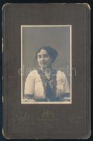 1914 Bp., Winkler Szilárdné portréja, keményhátú fotó a Dunky fivérek sátoraljaújhelyi műterméből, hátoldalon feliratozva, 9,5×6,5 cm