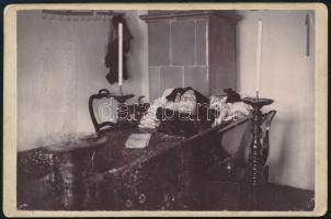 cca 1900 Idős asszony a ravatalon, keményhátú fotó 10,5×16,5 cm