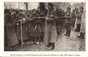 Sejny bread distribution to Russian soldiers captured by Germans (EK)