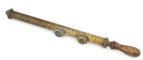 Antik réz permetező, fa nyéllel, cserélhető szórófejekkel, kopással, h: 53 cm