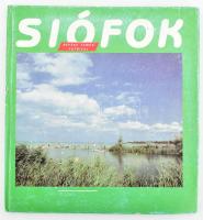 Révész Tamás - Gáti István: Siófok. Siófok, 1987, Siófoki Városi Tanács VB. Színes fotókkal gazdagon illusztrálva. Kiadói kartonált papírkötés, kissé sérült, kopottas borítóval.