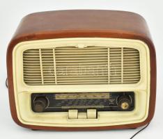 Vadásztölténygyár - R545 Jubilate rádió. 1955, jó állapotban, 34x25x16 cm. /// Hat hangoltkörös, három hullámsávos (R-K-H), 4+1 csöves, váltóáramú hálózati (R 545), illetve 4 csöves (R 545B), kis fogyasztású, telepes középszuper készülékek fényezett fakávában, bakelit előlappal, nyomógombos hullámváltóval és rövidhullámon sávnyújtóval. Ezzel a modellel kezdte a meg a rádiógyártást a Vadásztölténygyár 1955-ben.