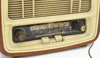 Vadásztölténygyár - R545 Jubilate rádió. 1955, jó állapotban, 34x25x16 cm. /// Hat hangoltkörös, hár...