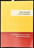 Menedzsment a XXI. században. Tanulmányok Gaál Zoltán 60. születésnapjára. (DEDIKÁLT). Veszprém, 2007, Pannon Egyetem Szervezési és Vezetési Tanszék. Kiadói papírkötés. Dr. Gaál Zoltán (1947-2022), a Pannon Egyetem Szervezési és Vezetési Intézeti Tanszék professzora által DEDIKÁLT példány.