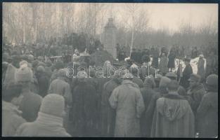 1919 Pervaja Recska, Pervaja Rjecska, Perwaja- Rjetschka (Vladivostok); a japánok által agyonlőtt három magyar hadifogoly temetése a japán-orosz hadifogoly táborban. Fotólap Hátoldalán Stobbe Kálmán (1883-1936) építőmester, labdarúgó, a magyar válogatott edzője pecsétjével / WWI funerel of three Hungarian POW-s shot by the Japanese in the Japanese-Russian POW (prisoner of war) camp. photo