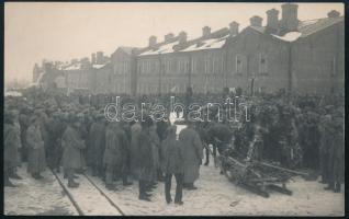 1919 Pervaja Recska, Pervaja Rjecska, Perwaja- Rjetschka (Vladivostok); a japánok által agyonlőtt három magyar hadifogoly temetése a japán-orosz hadifogoly táborban. Fotólap Hátoldalán Stobbe Kálmán (1883-1936) építőmester, labdarúgó, a magyar válogatott edzője pecsétjével / WWI funerel of three Hungarian POW-s shot by the Japanese in the Japanese-Russian POW (prisoner of war) camp. photo