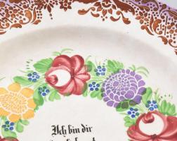 Villeroy & Boch dísztál Ich bin dir herzlich gut (Kedves vagyok hozzád) felirattal. cca 1880/189...