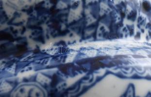 Antik iráni porcelán kaspó. Jelzett, máz alatti kobalt festéssel, hibátlan, m: 11,5 cm