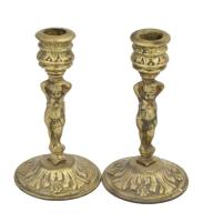 Puttó figurás bronz gyertyatartó pár, m: 13 cm