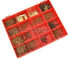 Rengeteg darabos réz és rezezett szög, csavar, szerelék tétel tartóban, 24x20 cm