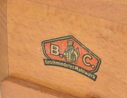 Régi német kávédaráló. Jelzett, kopással, m: 21 cm