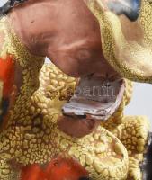 Olvasó kínai figura. Zsugormázas, jelzett, kis kopással, m: 14,5 cm