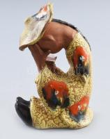 Olvasó kínai figura. Zsugormázas, jelzett, kis kopással, m: 14,5 cm