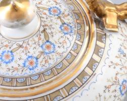 Antik porcelán bonbonier. Jelzés nélkül, aprólékos kézi festéssel, fülei kötélhuzalt imitálnak. Kopá...