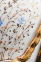 Antik porcelán bonbonier. Jelzés nélkül, aprólékos kézi festéssel, fülei kötélhuzalt imitálnak. Kopá...