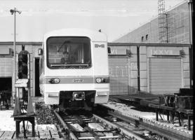1987 Budapest, új metrókocsik a Kőér utcai metrótelepen, 19 db vintage NEGATÍV, 24x36 mm