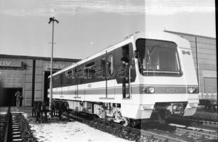 1987 Budapest, új metrókocsik a Kőér utcai metrótelepen, 19 db vintage NEGATÍV, 24x36 mm