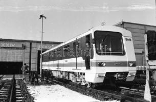 1987 Budapest, új metrókocsik a Kőér utcai metrótelepen, 19 db vintage NEGATÍV, 24x36 mm