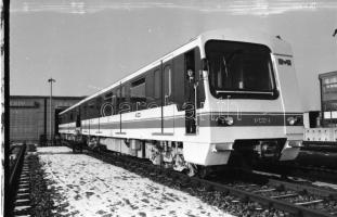 1987 Budapest, új metrókocsik a Kőér utcai metrótelepen, 19 db vintage NEGATÍV, 24x36 mm