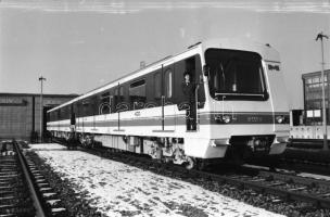 1987 Budapest, új metrókocsik a Kőér utcai metrótelepen, 19 db vintage NEGATÍV, 24x36 mm