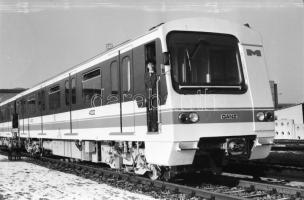 1987 Budapest, új metrókocsik a Kőér utcai metrótelepen, 19 db vintage NEGATÍV, 24x36 mm