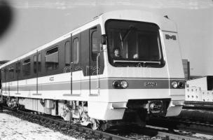 1987 Budapest, új metrókocsik a Kőér utcai metrótelepen, 19 db vintage NEGATÍV, 24x36 mm