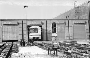 1987 Budapest, új metrókocsik a Kőér utcai metrótelepen, 19 db vintage NEGATÍV, 24x36 mm