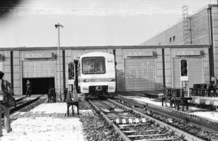 1987 Budapest, új metrókocsik a Kőér utcai metrótelepen, 19 db vintage NEGATÍV, 24x36 mm