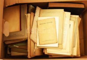 Óriási történelmi tárgyú tanulmány-gyűjtemény. Egy nagy doboznyi különlenyomat, tanulmány a XX: sz elejéről történelem, heraldika, könyvtártudomány, helytörténet, családtörténet közötte szerzői dedikációkkal, vegyes állapotban