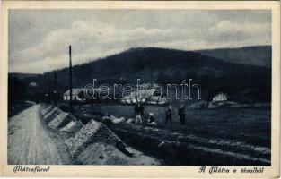 1928 Mátrafüred (Gyöngyös), a Mátra a távolból, vadászok puskával a mezőn