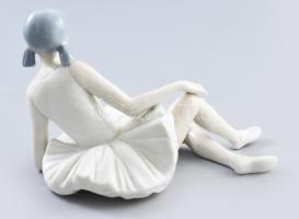Porcelán balerina. Cseh vagy német, jelzés nélkül, kezén pattanással, 19x12 cm