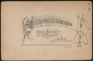1884 Kitüntetett katona aláírt fotója, keményhátú kabinetfotó Rosa Jenik bécsi műterméből, 17x11 cm